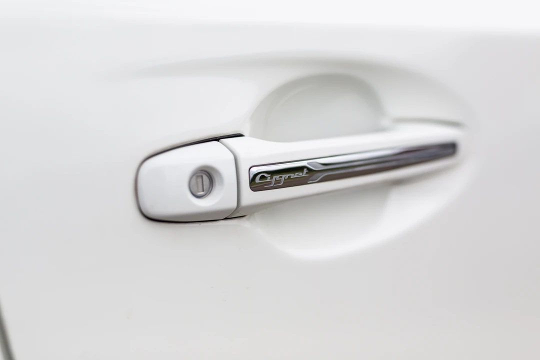 2011 Aston Martin - Image 25 of 31