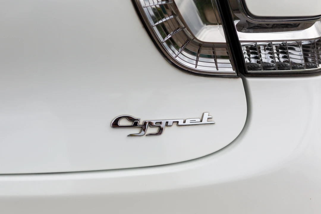2011 Aston Martin - Image 30 of 31