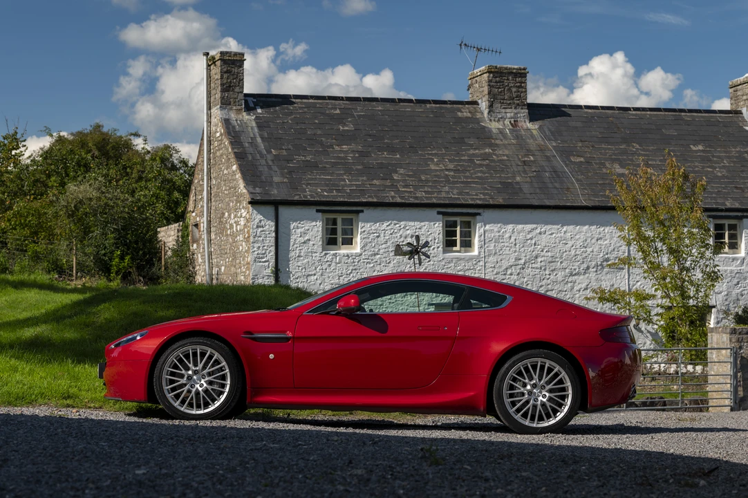 2010 Aston Martin V8 Vantage (2006-2017) - Image 9 of 31