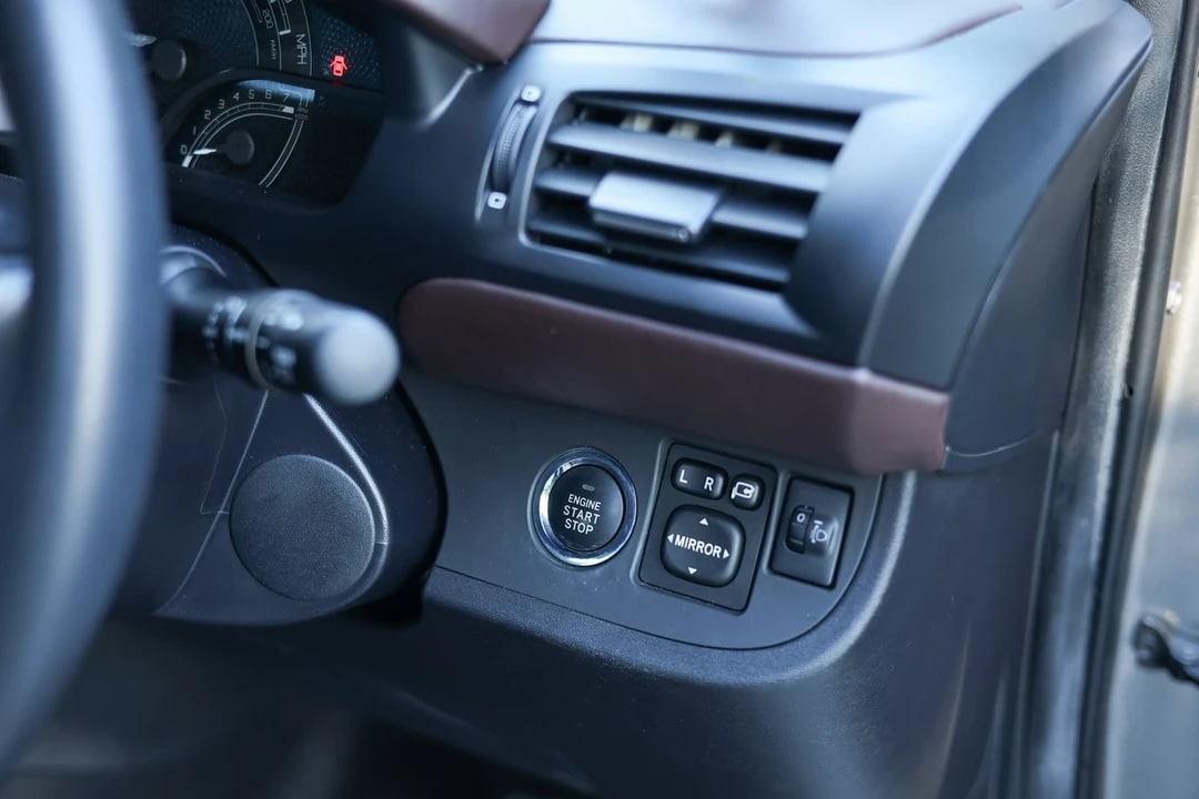 2011 Aston Martin - Image 27 of 30