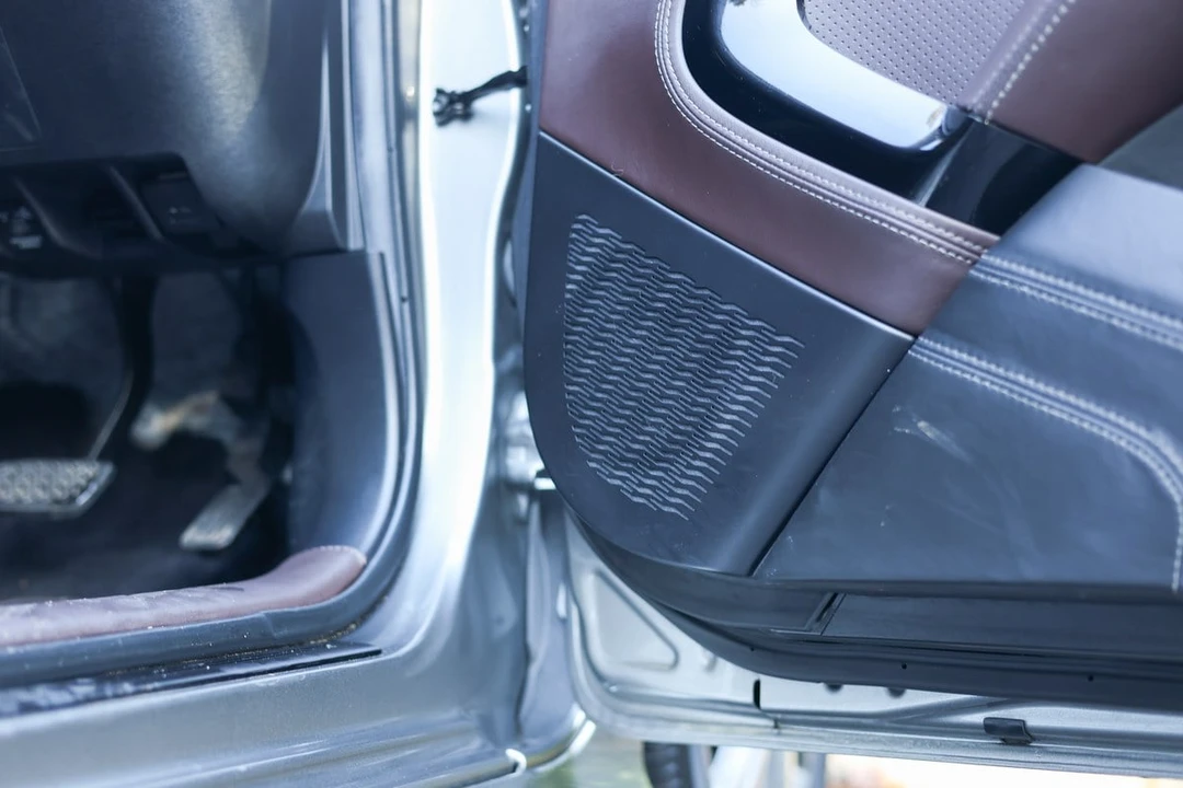 2011 Aston Martin - Image 26 of 30