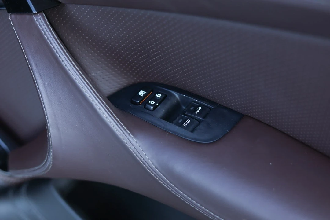2011 Aston Martin - Image 24 of 30