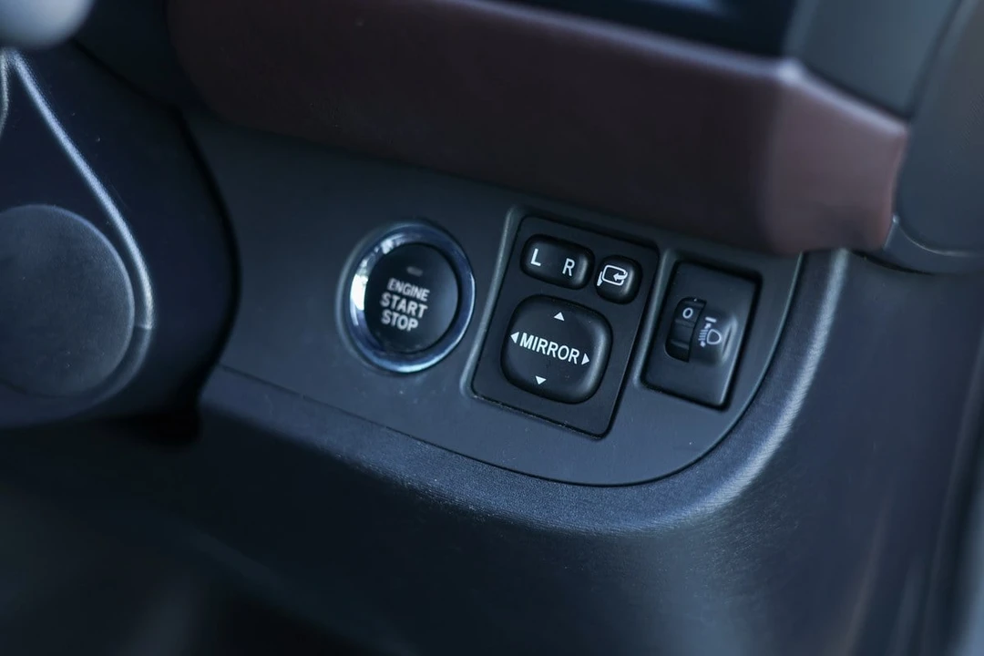 2011 Aston Martin - Image 28 of 30