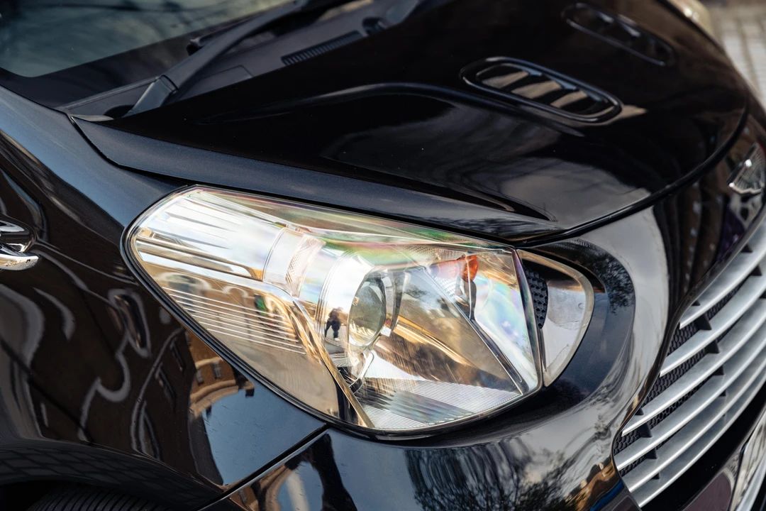 2011 Aston Martin - Image 15 of 31