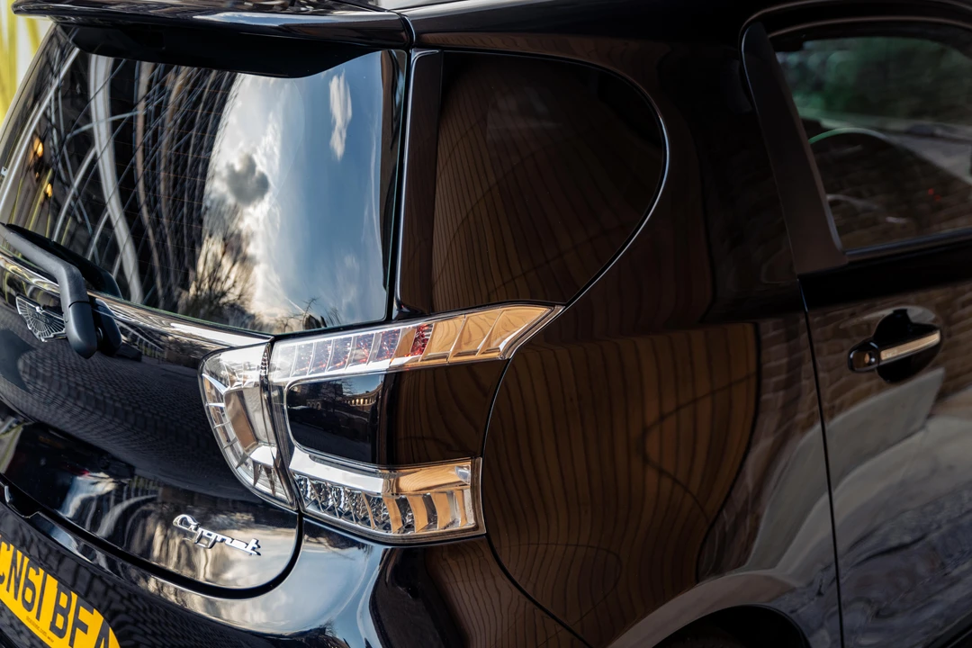 2011 Aston Martin - Image 23 of 31