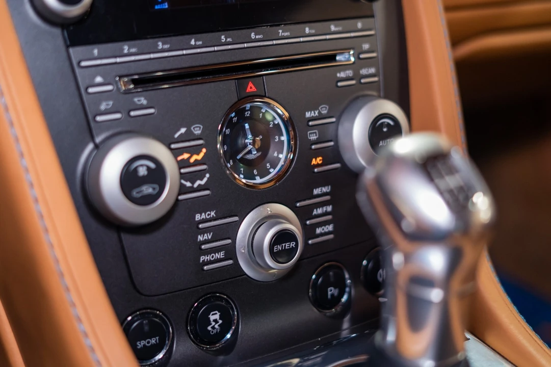 2011 Aston Martin Vantage - Image 29 of 31