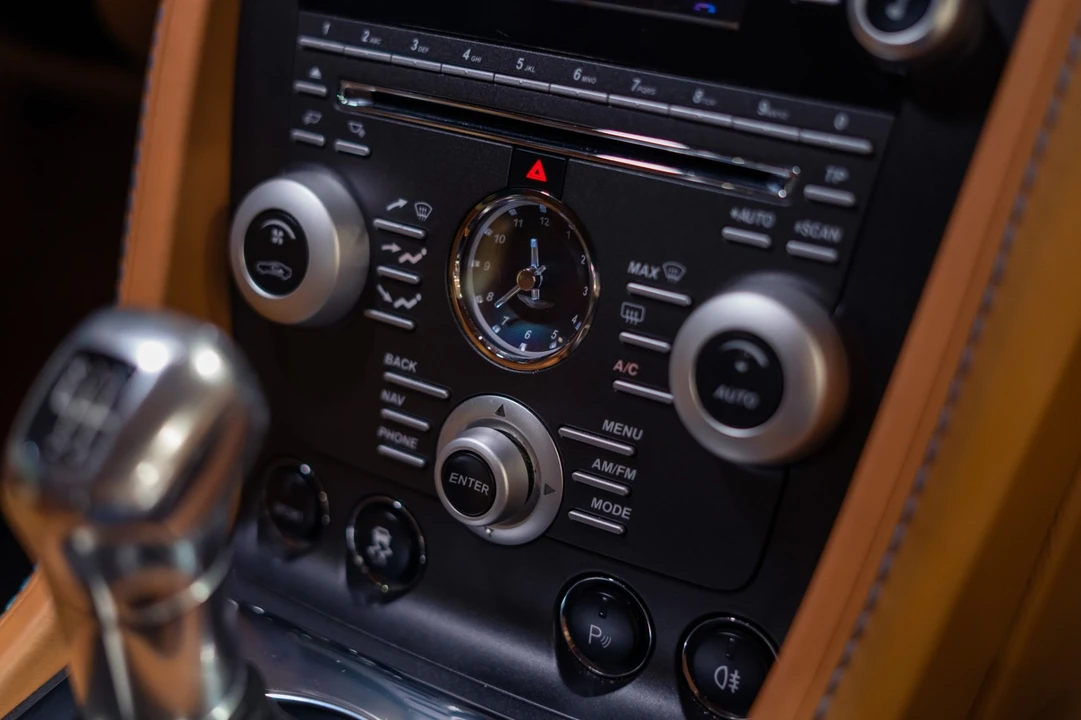 2011 Aston Martin Vantage - Image 27 of 31
