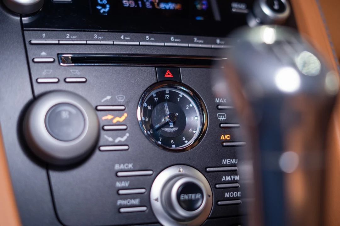 2011 Aston Martin Vantage - Image 30 of 31