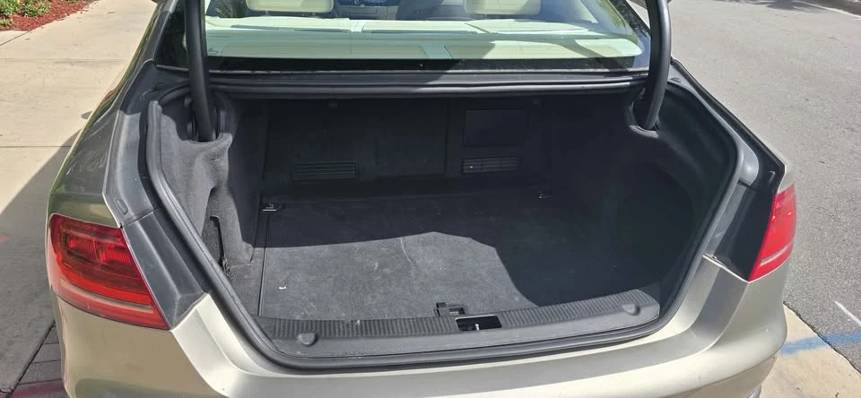 2011 Audi D4 A8 - Image 8 of 8
