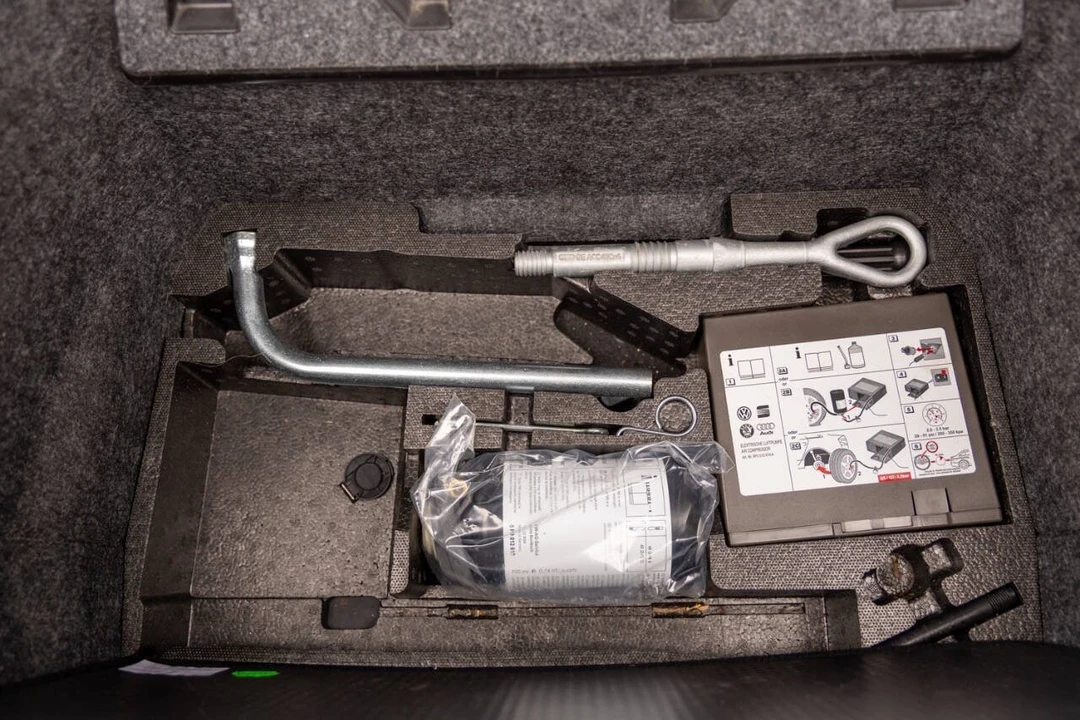 2011 Audi 42 R8 - Image 12 of 16