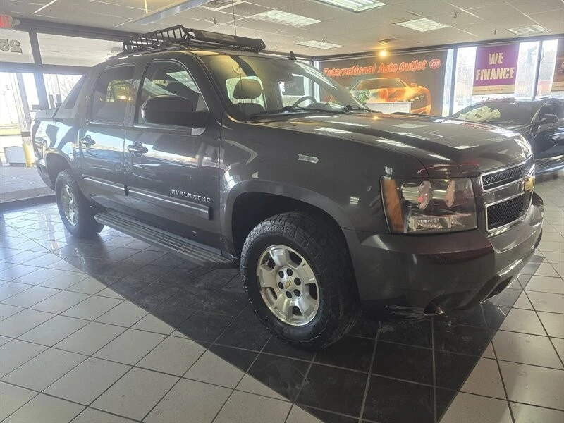 2011 Chevrolet Avalanche - Image 3 of 4
