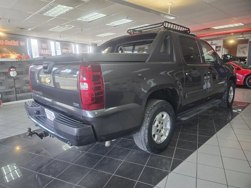 2011 Chevrolet Avalanche - Image 4 of 4
