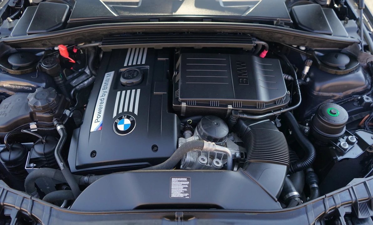 2011 BMW 1M - Image 15 of 30