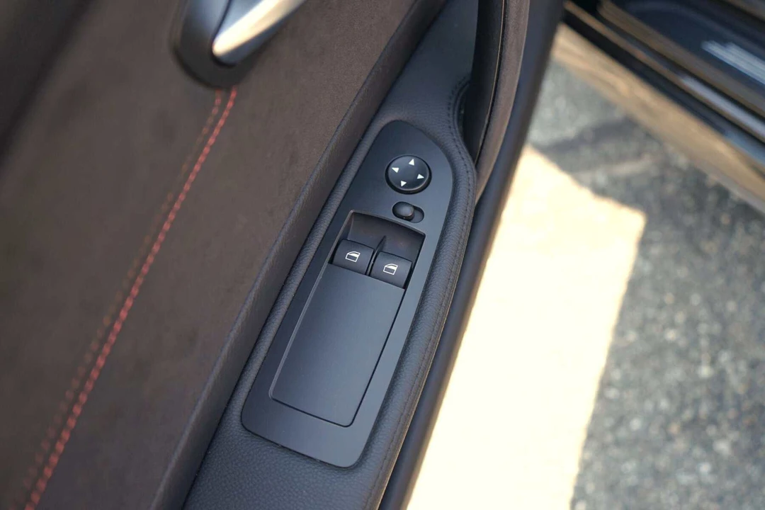 2011 BMW 1M - Image 25 of 30
