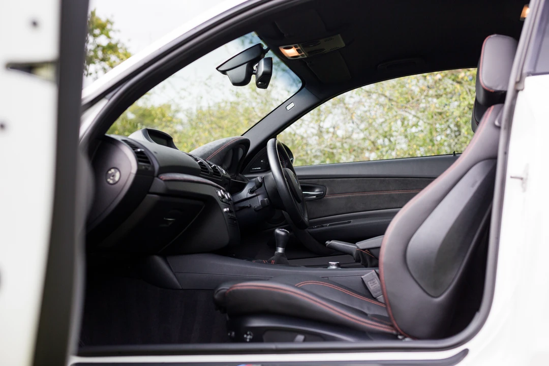 2011 BMW 1M - Image 24 of 31