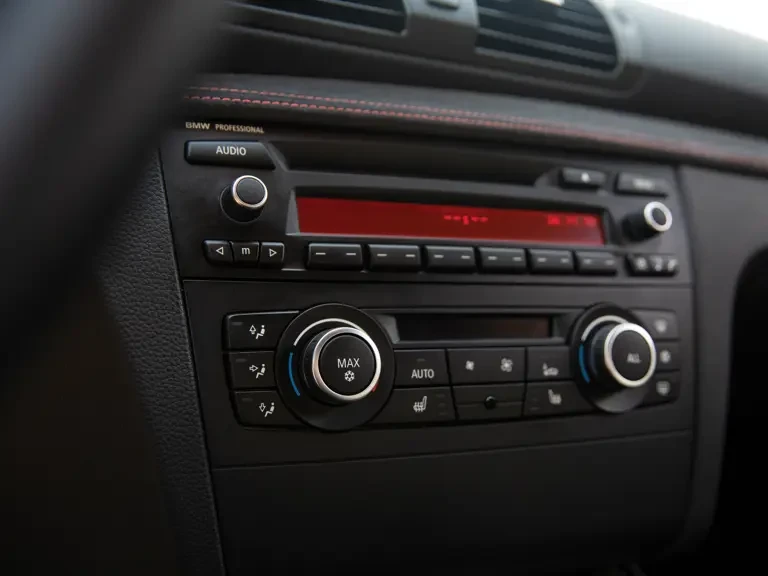 2011 BMW 1M - Image 16 of 31