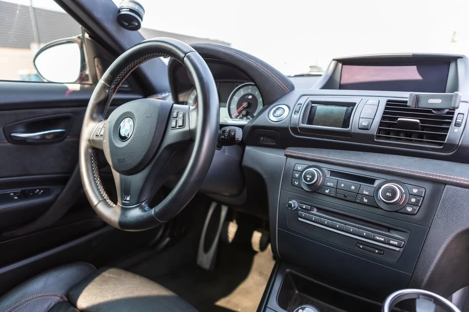 2011 BMW 1M - Image 17 of 20