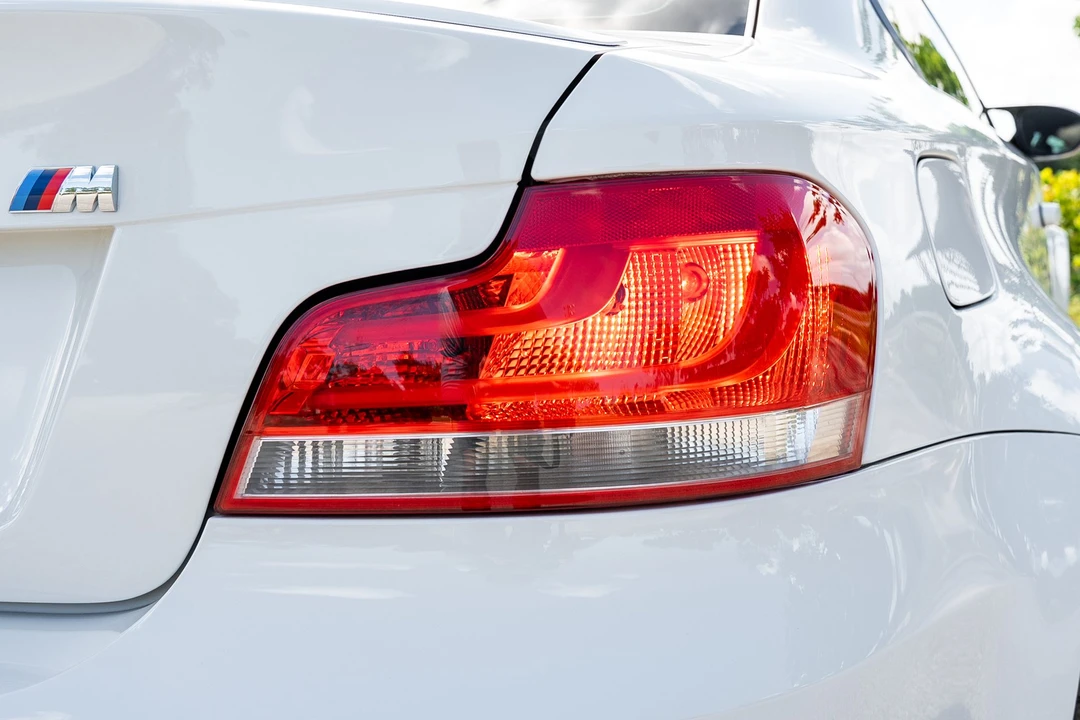 2011 BMW 1M - Image 18 of 31