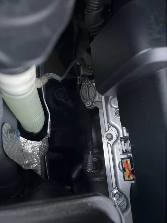 2011 BMW E90 3 Series Sedan - Image 5 of 6