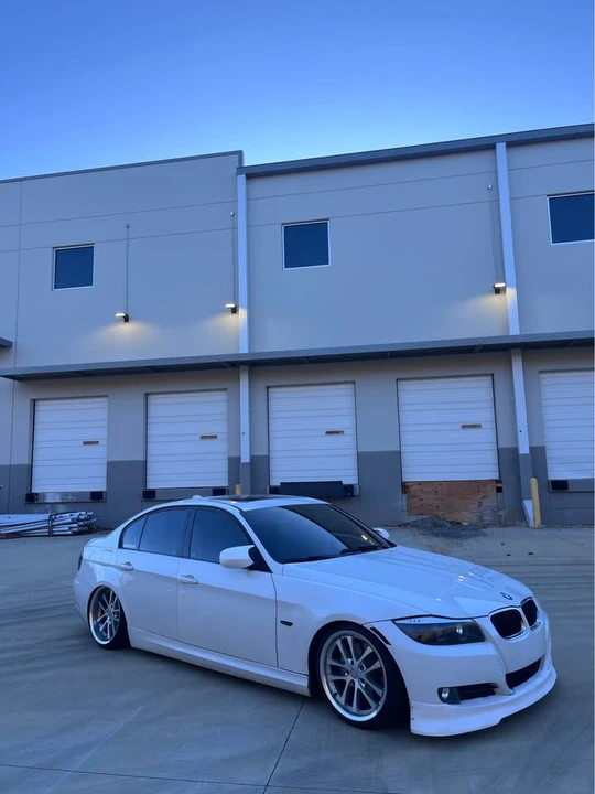 2011 BMW E90 3 Series Sedan - Image 2 of 5