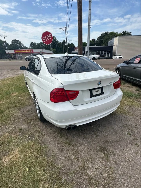 2011 BMW E90 3 Series Sedan - Image 4 of 8