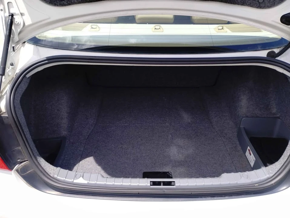 2011 BMW E90 3 Series Sedan - Image 18 of 19