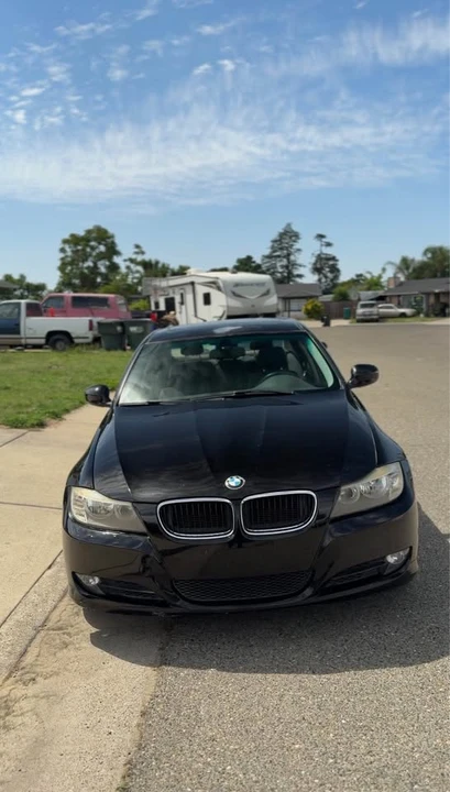 2011 BMW E90 3 Series Sedan - Image 2 of 5