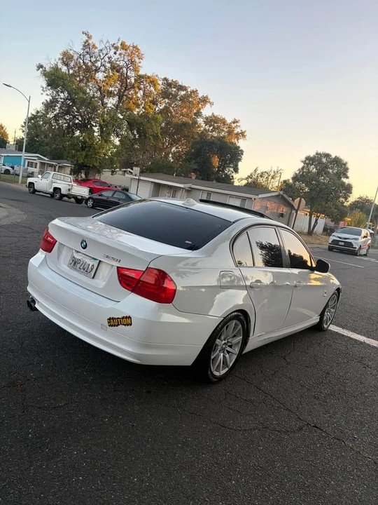 2011 BMW E90 3 Series Sedan - Image 2 of 4