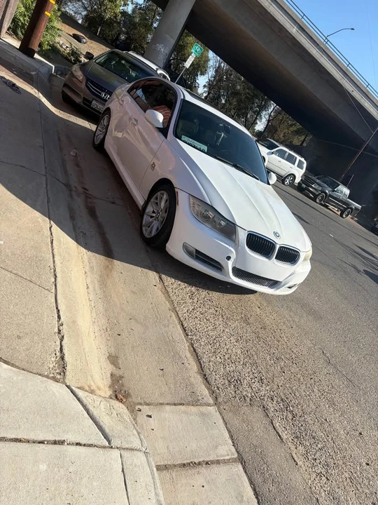 2011 BMW E90 3 Series Sedan - Image 5 of 6