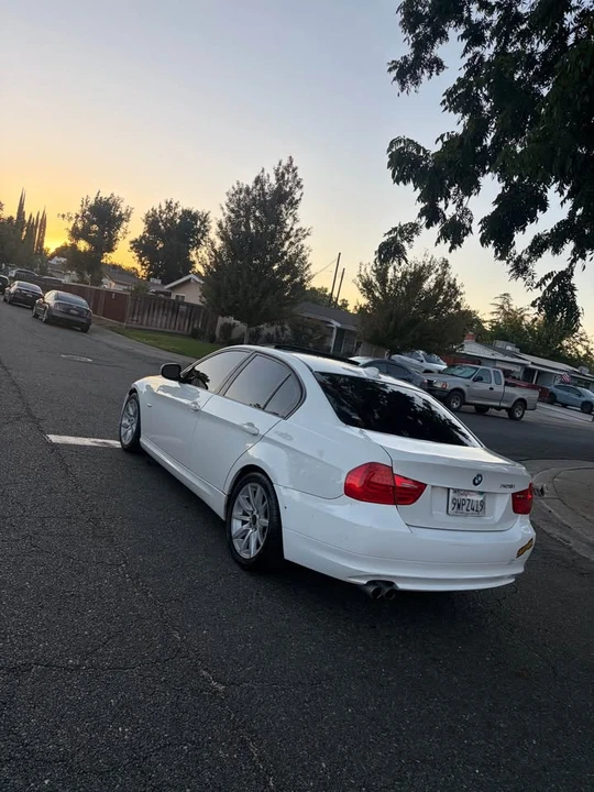 2011 BMW E90 3 Series Sedan - Image 3 of 6