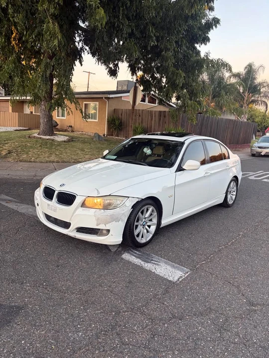 2011 BMW E90 3 Series Sedan - Image 4 of 6