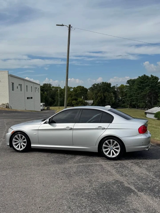 2011 BMW E90 3 Series Sedan - Image 5 of 10