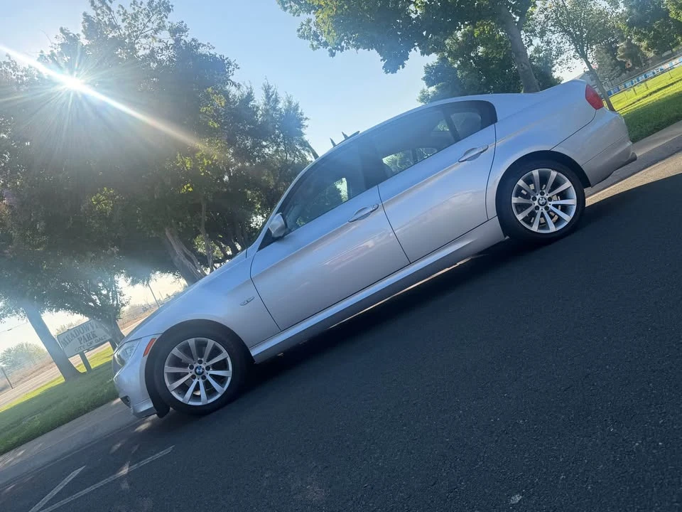 2011 BMW E90 3 Series Sedan - Image 5 of 10