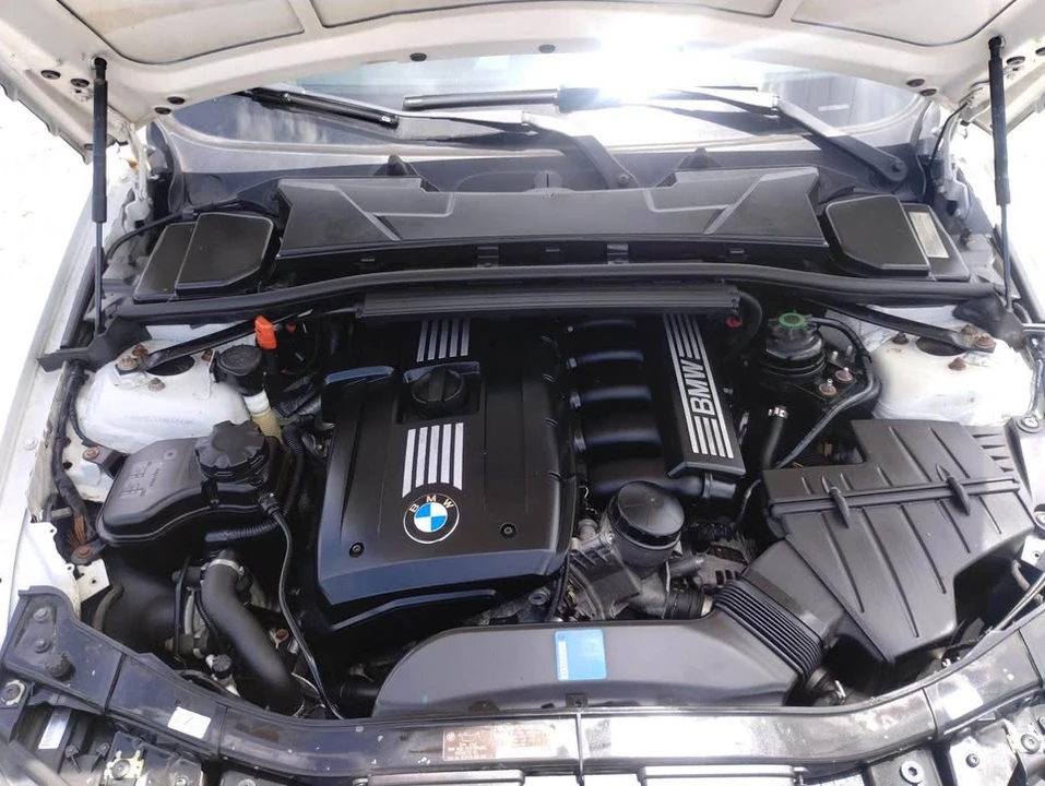 2011 BMW E90 3 Series Sedan - Image 17 of 18