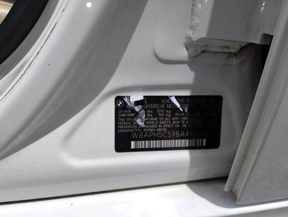2011 BMW E90 3 Series Sedan - Image 16 of 18