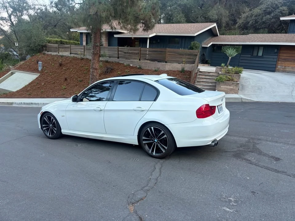 2011 BMW E90 3 Series Sedan - Image 4 of 13
