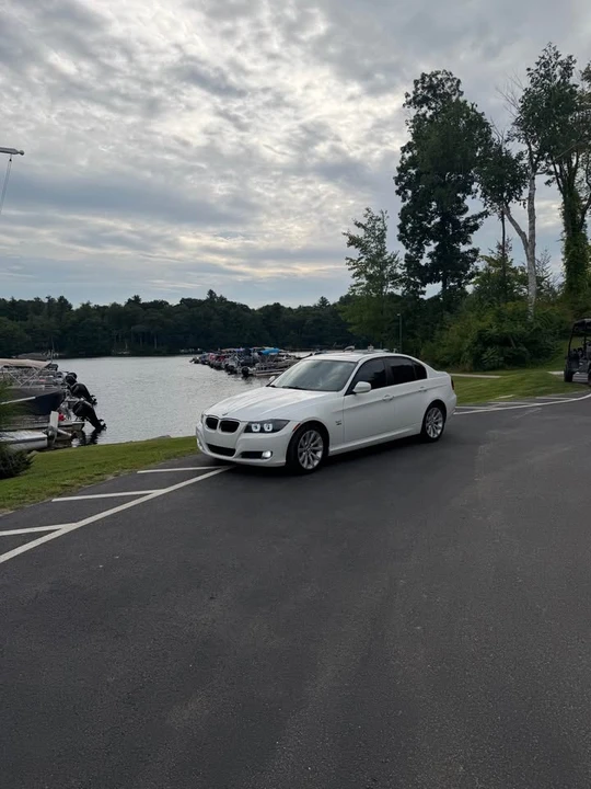 2011 BMW E90 3 Series Sedan - Image 4 of 11
