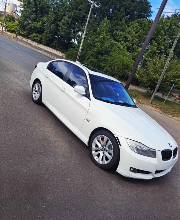 2011 BMW E90 3 Series Sedan - Image 3 of 5