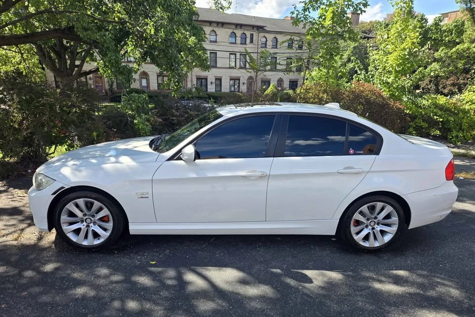 2011 BMW E90 3 Series Sedan - Image 4 of 5