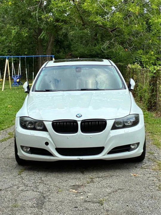 2011 BMW E90 3 Series Sedan - Image 2 of 4