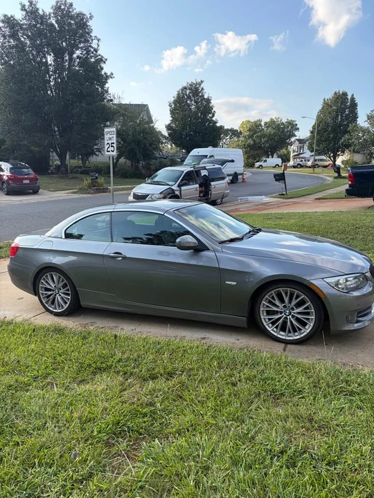 2011 BMW E93 335i Convertible - Image 2 of 9