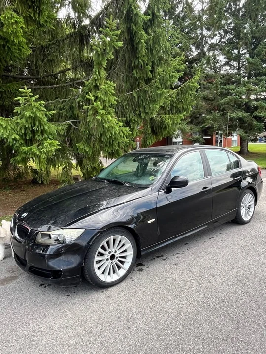 2011 BMW E90 3 Series Sedan - Image 2 of 4