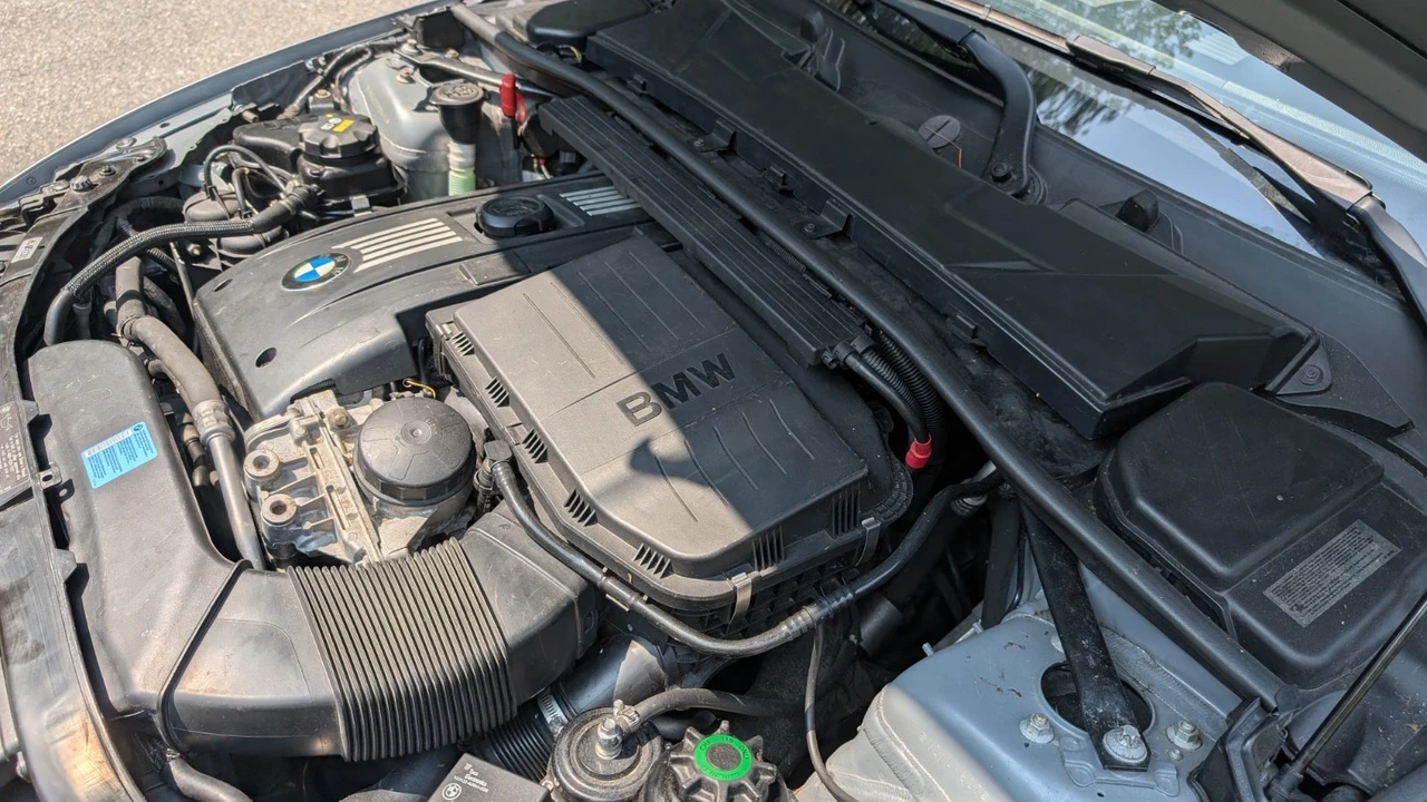 2011 BMW E90 3 Series Sedan - Image 18 of 19
