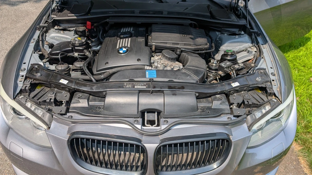2011 BMW E90 3 Series Sedan - Image 16 of 19