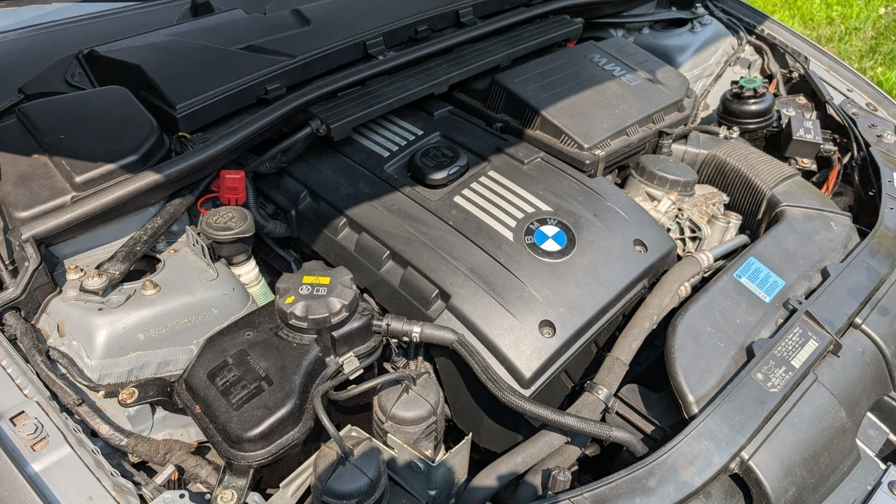 2011 BMW E90 3 Series Sedan - Image 17 of 19