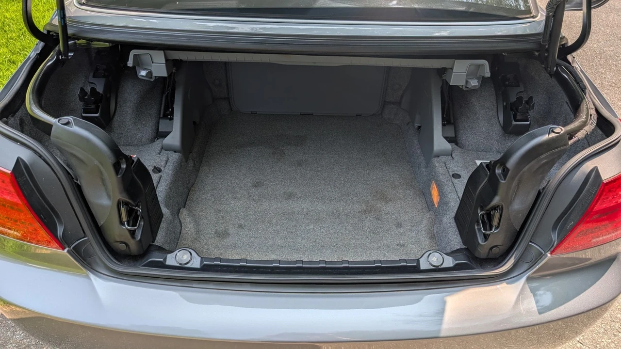 2011 BMW E90 3 Series Sedan - Image 15 of 19