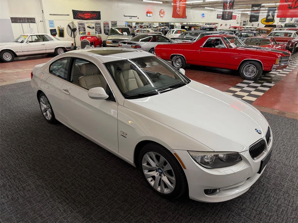 2011 BMW E90 3 Series Sedan - Image 11 of 31