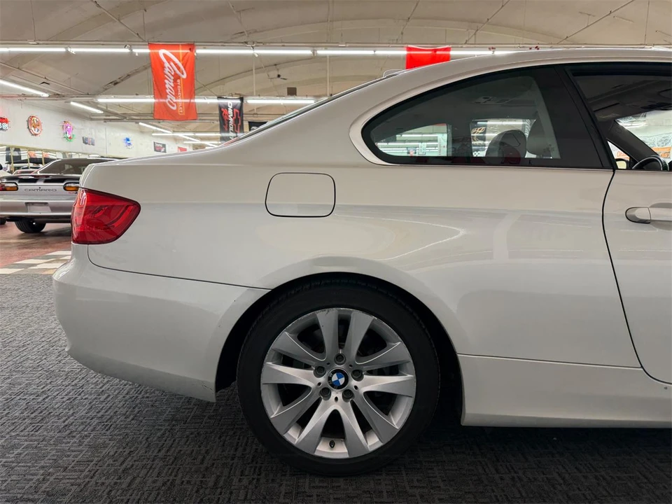 2011 BMW E90 3 Series Sedan - Image 24 of 31