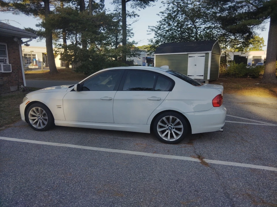 2011 BMW E90 3 Series Sedan - Image 3 of 4