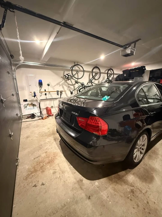 2011 BMW E90 3 Series Sedan - Image 4 of 10